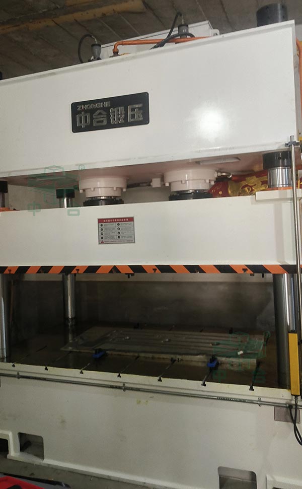 250噸四柱液壓機加工發動機下護板.jpg