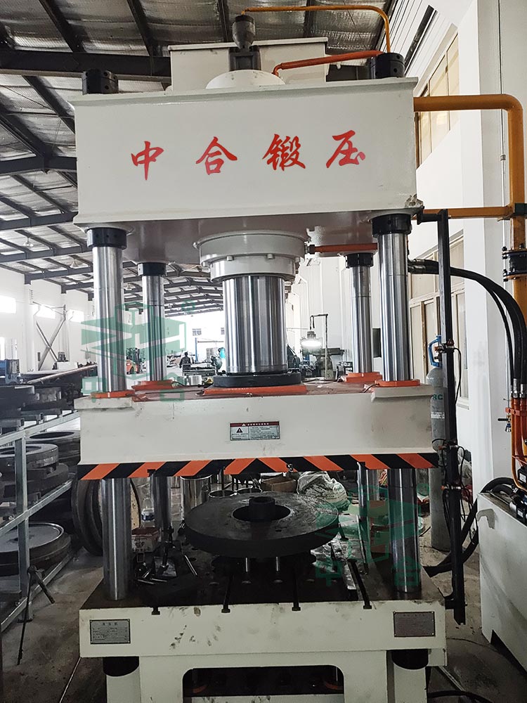 200噸不銹鋼鍋蓋成型液壓機現場.jpg